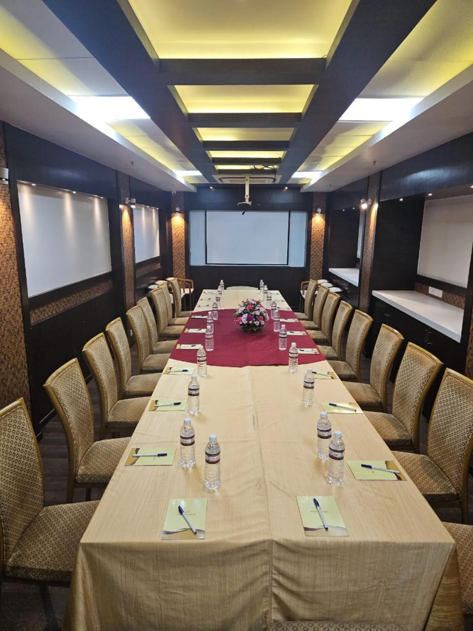 Hotel Park Elanza Chennai Bagian luar foto