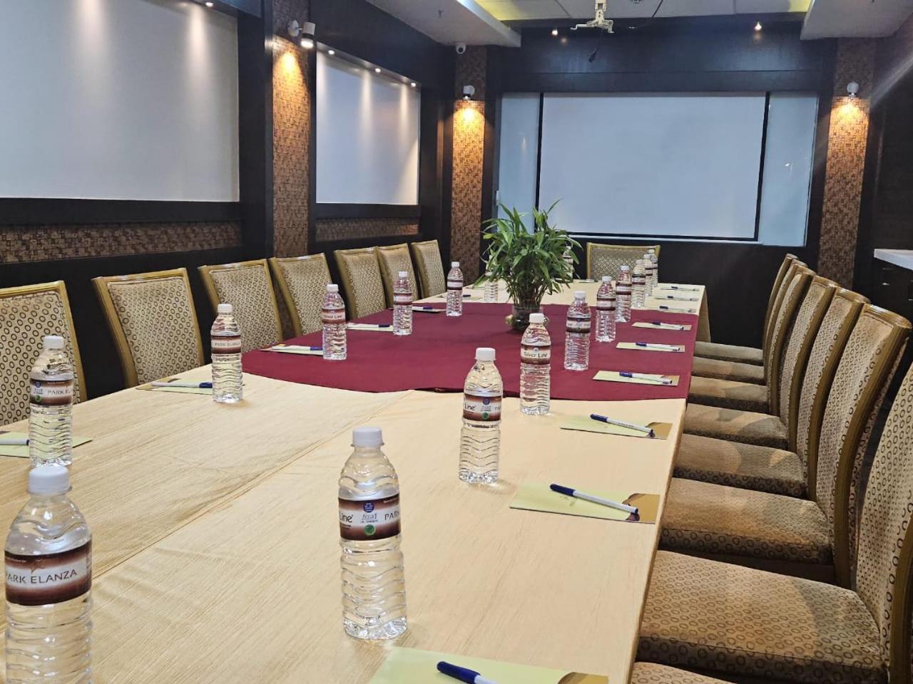Hotel Park Elanza Chennai Bagian luar foto